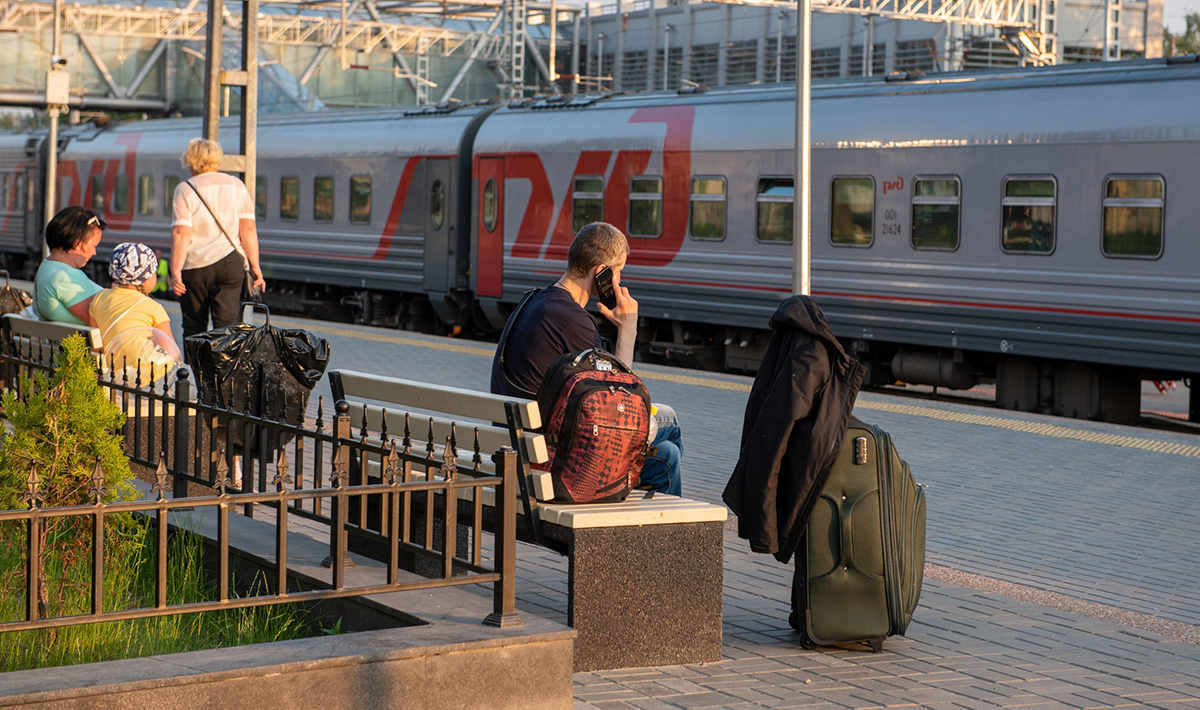 Поезд 222 у Санкт-Петербург Петрозаводск. Поезд Питер Петрозаводск. Куда можно уехать из Петрозаводска на поезде. Вход на перрон Петрозаводск.