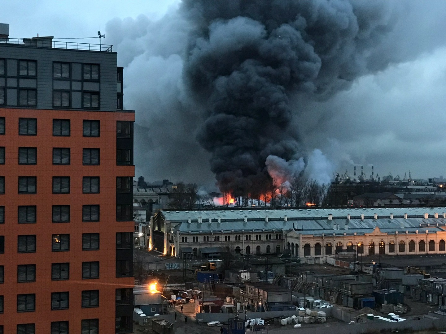 Поджог валберис в питере. Лента на Обводном канале 118. Пожар в Санкт-Петербурге лента на Обводном канале. Пожар на Обводном канале сейчас. Лента на Обводном канале пожар.